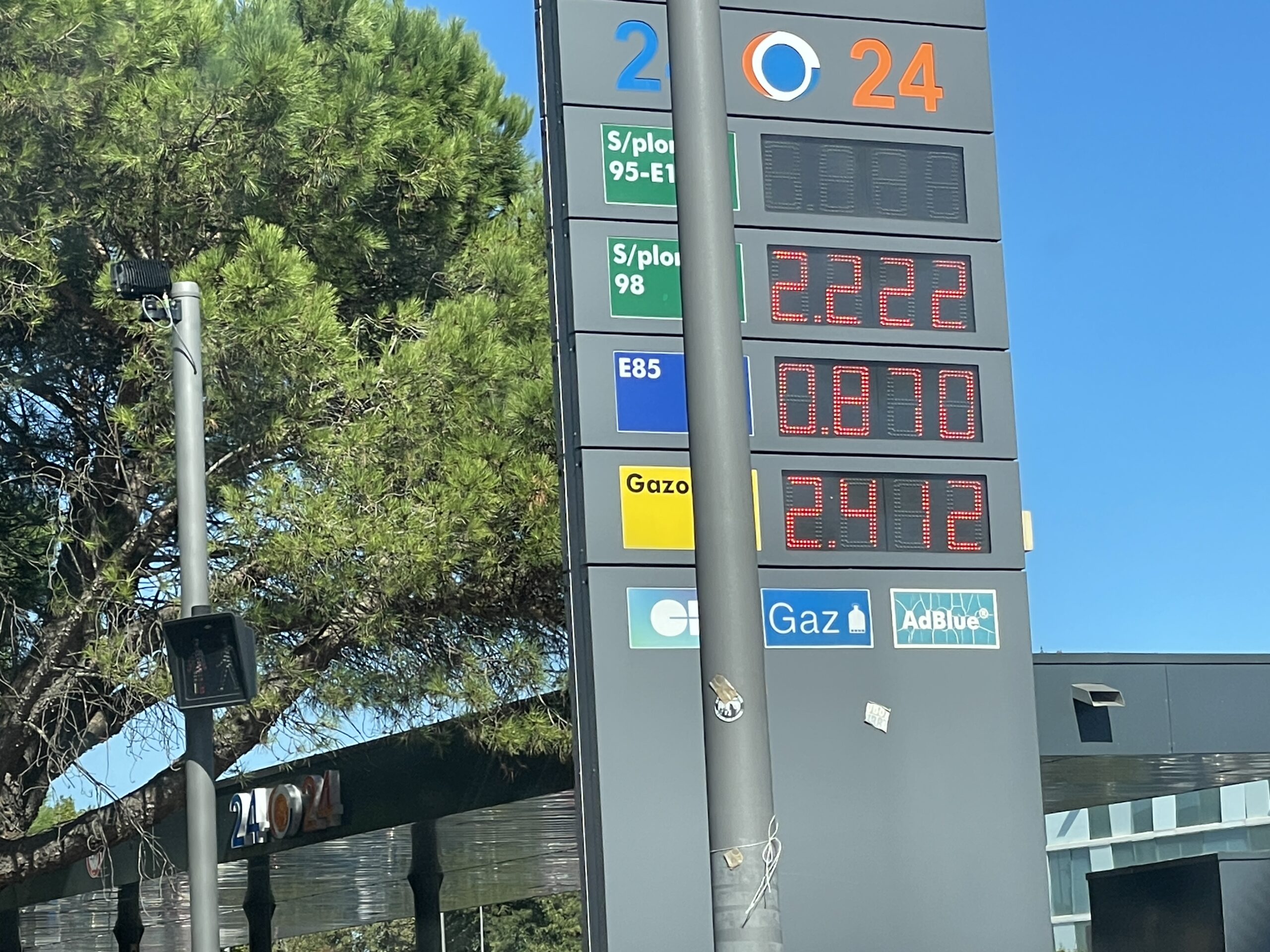 Face aux prix records du carburant, FO et l’UNEF appellent à se mobiliser à Bordeaux