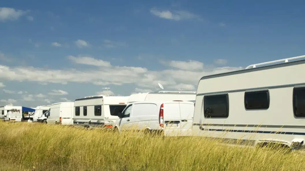 Arveyres : le maire utilise une méthode insolite pour empêcher le retour des caravanes