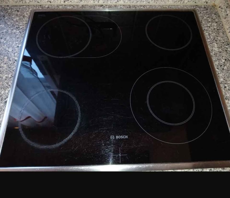 Four avec plaques de cuisson à induction