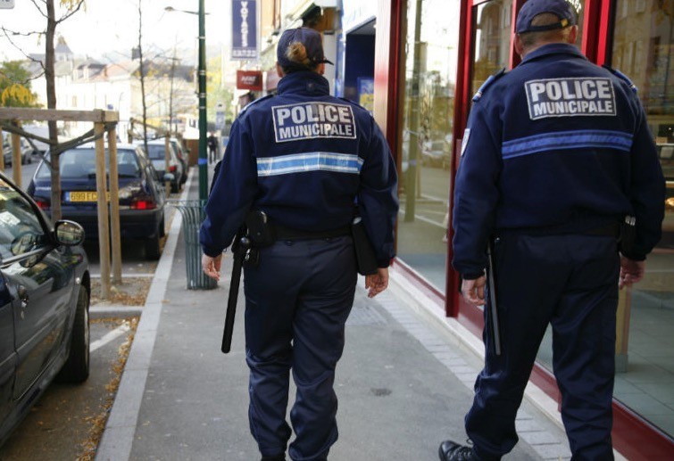 Mérignac il se fait interpeller tout nu dans une voiture