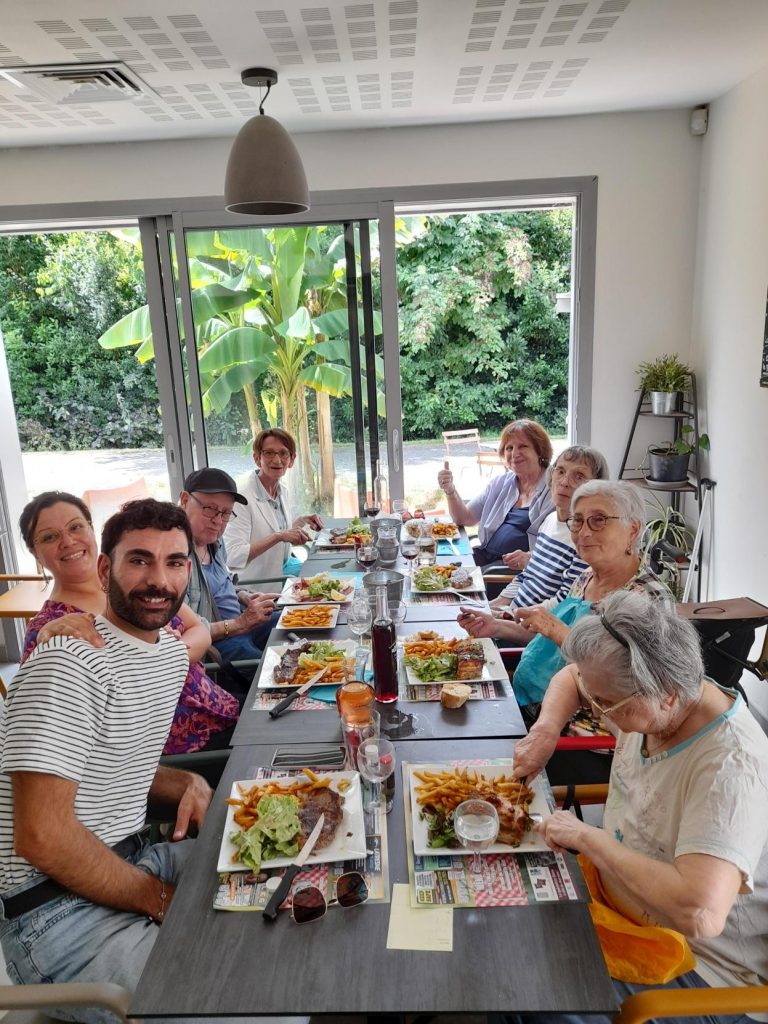 échoppes seniors, Bordeaux seniors, lieux de partage, activités pour seniors, lutte contre l’isolement, repas conviviaux, seniors Bordeaux, vie sociale senior, ateliers pour seniors, ville amie des aînés