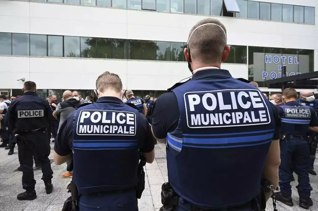 Armement des policiers Sécurité publique Élections municipales Brigade de sécurisation Débat sécuritaire Pistolet semi-automatique Gilet pare-balles Politique de sécurité Enjeux électoraux