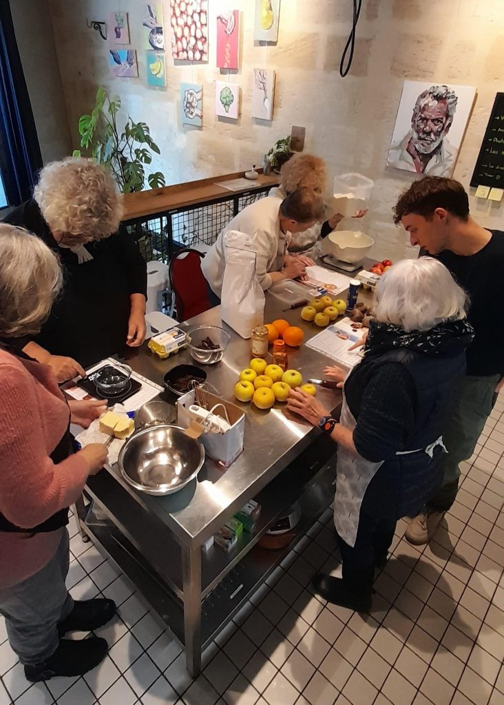 échoppes seniors, Bordeaux seniors, lieux de partage, activités pour seniors, lutte contre l’isolement, repas conviviaux, seniors Bordeaux, vie sociale senior, ateliers pour seniors, ville amie des aînés