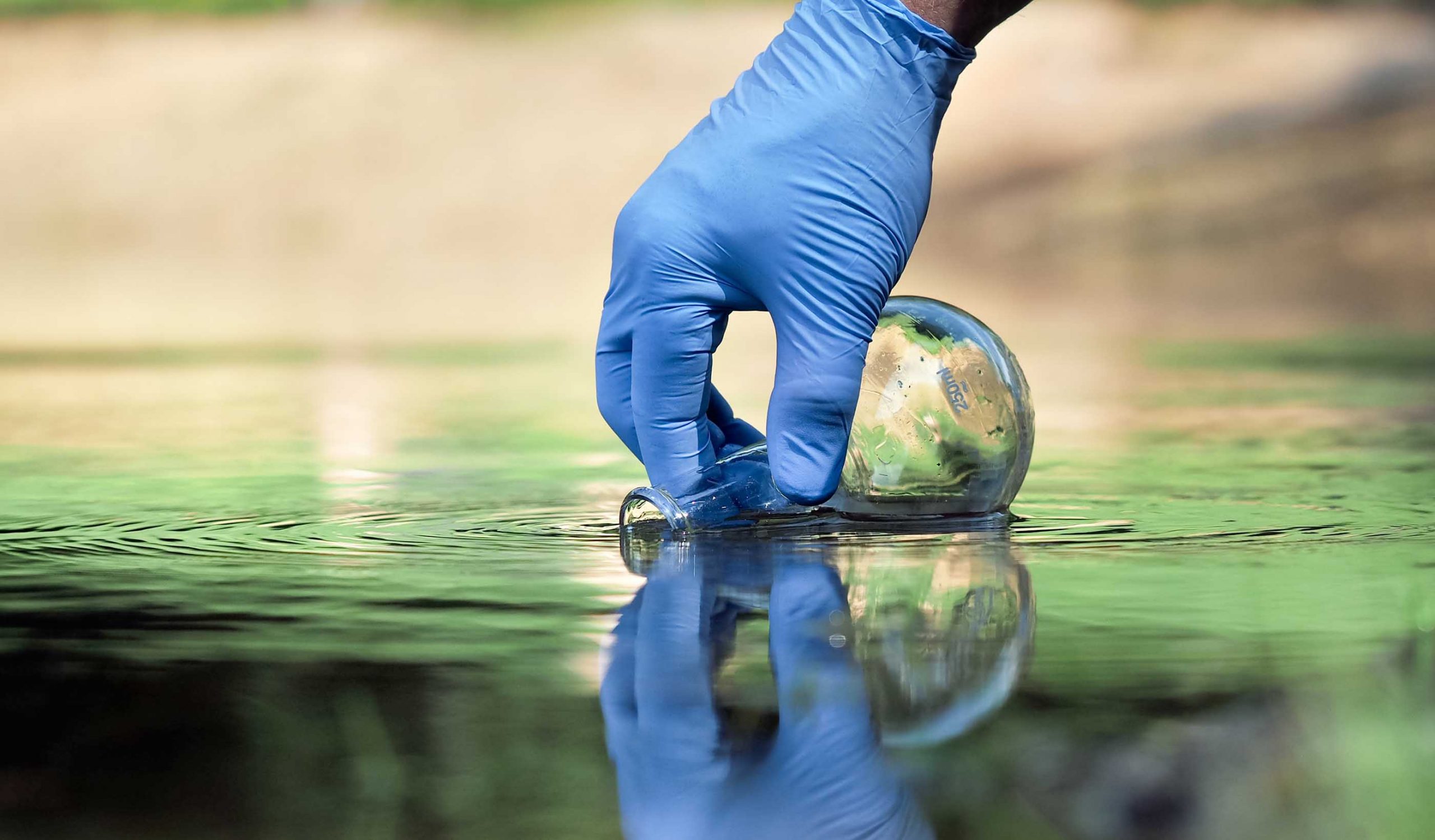polluants éternels dans l’eau potable, risques des PFAS santé, qualité de l’eau Bordeaux, réglementation PFAS France, traitement de l’eau potable PFAS, pollution chimique eau potable, normes européennes pour les PFAS, dangers des substances perfluoroalkylées, filtration eau contre polluants, impact environnemental des PFAS.