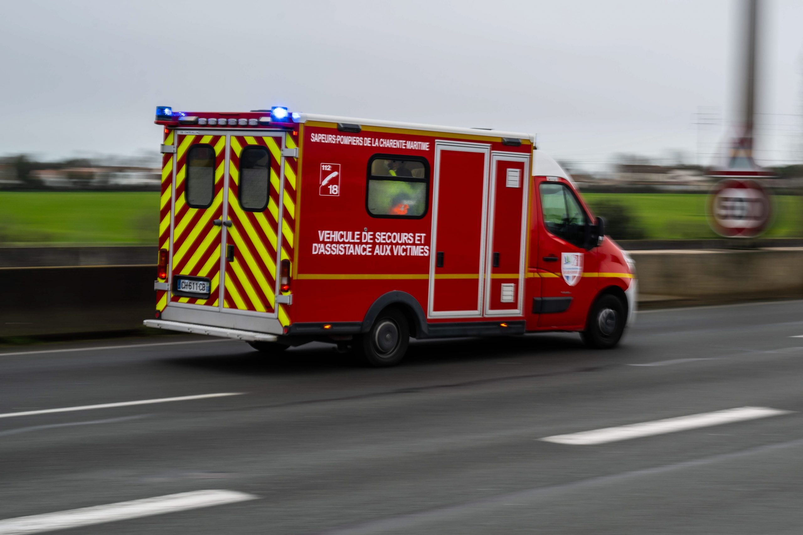 Teuillac : une motarde en urgence absolue après une collision avec un camion