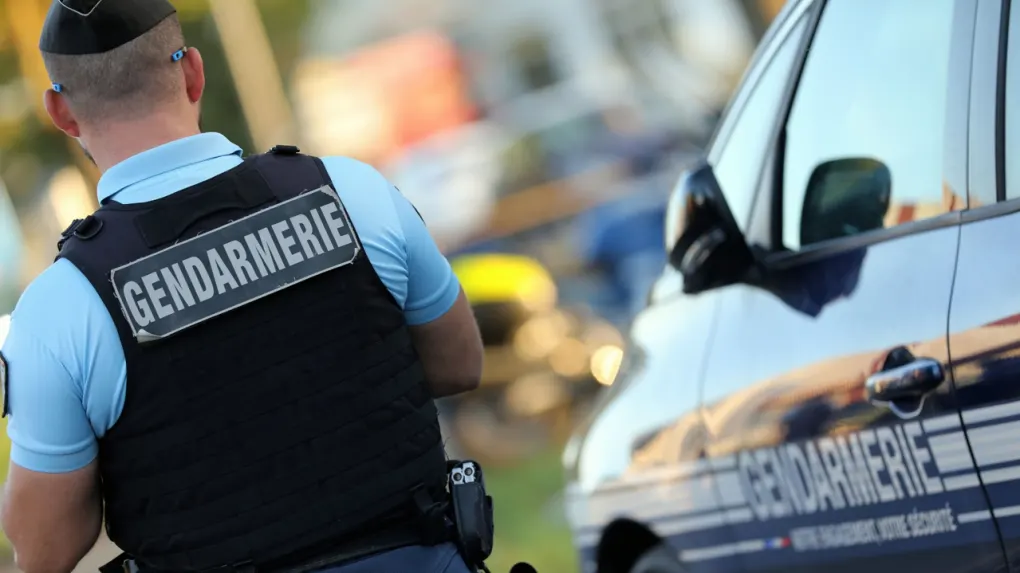 Gironde : un chauffard sans permis prend la fuite et finit sa course contre un mur