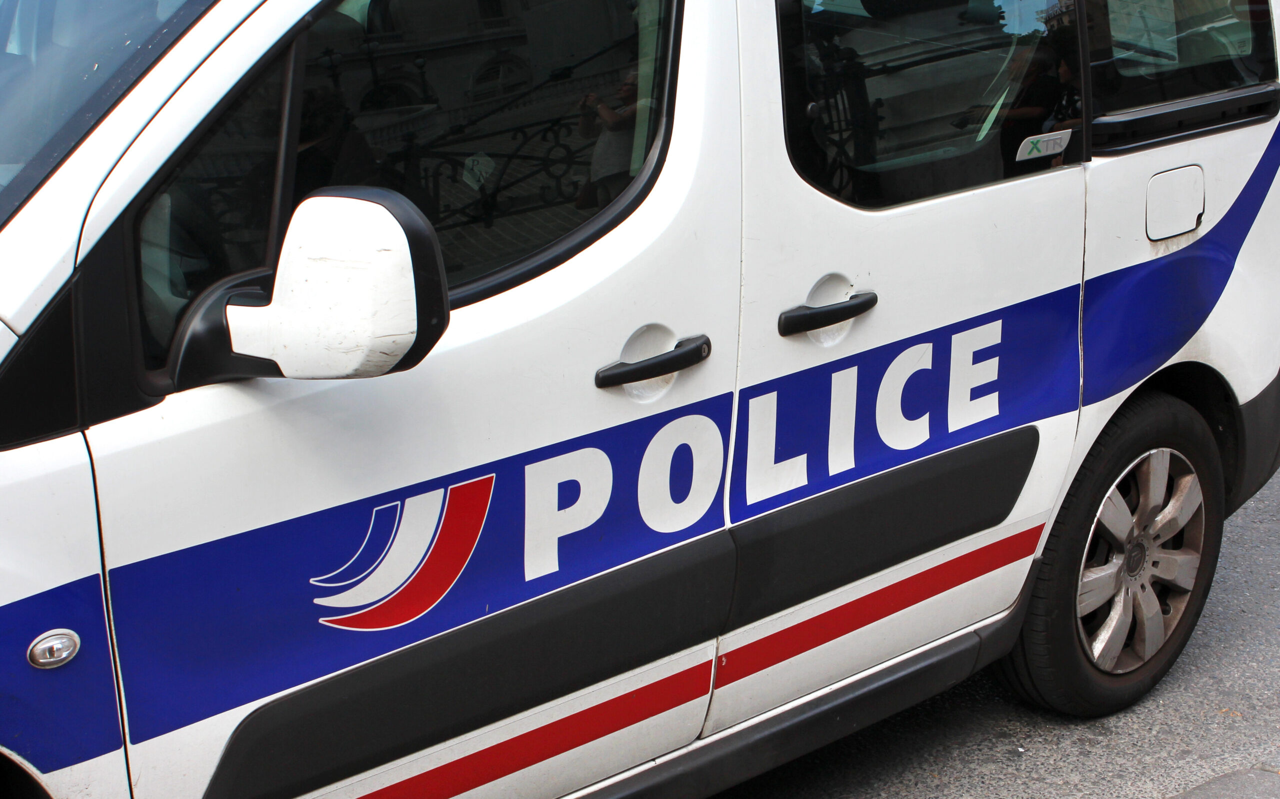 Bordeaux : une conductrice en fuite avec un bébé à bord percute un policier