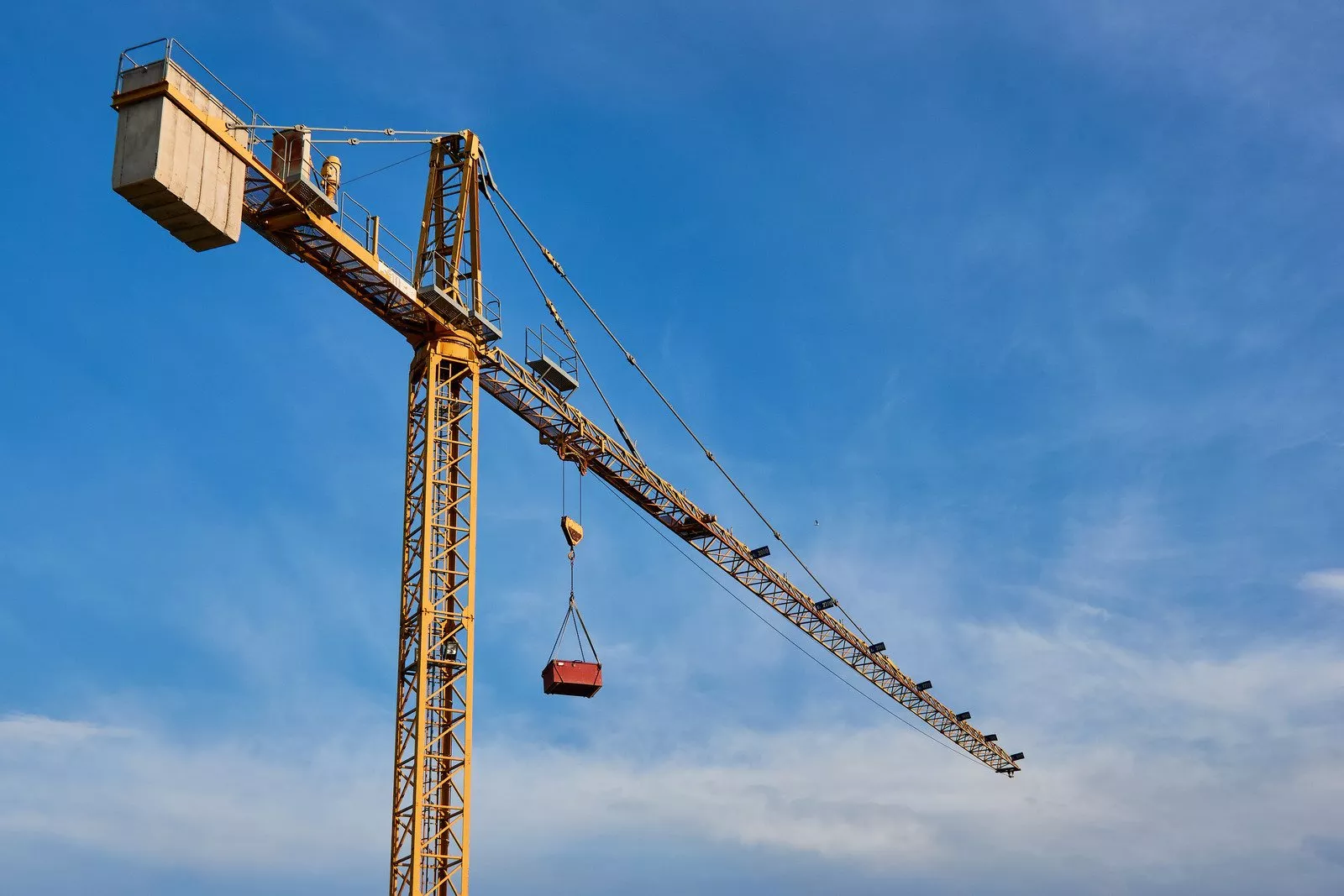 Un immeuble en construction situé rue de la Louisiane a été percuté par l’effondrement d’une grue de 30 mètres. Fort heureusement, personne n’a été blessé.