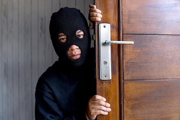 Braquage éclair à Mérignac : un voleur masqué ligote les employés et s’évapore avec le butin