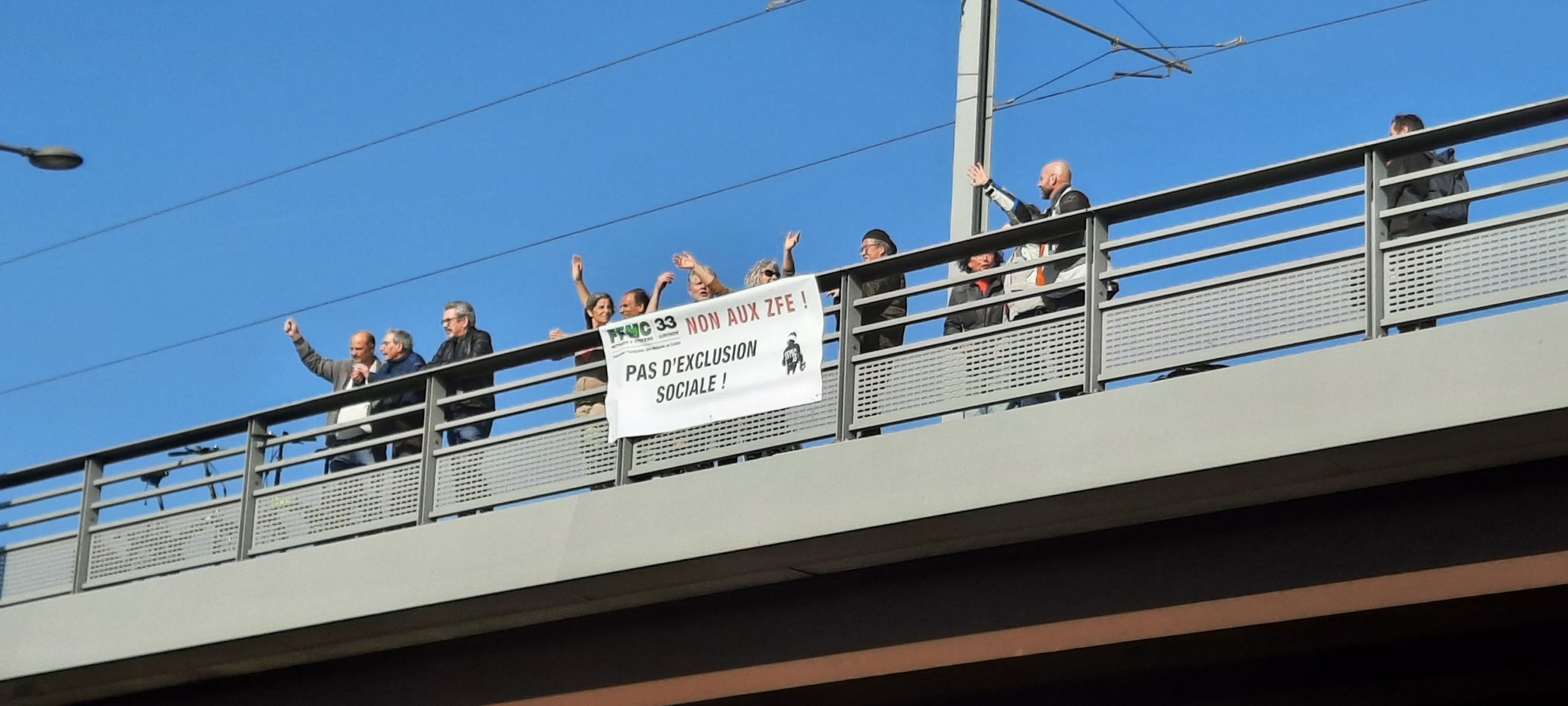Villenave-d’Ornon : les motards brandissent leur refus sur le pont de la Maye