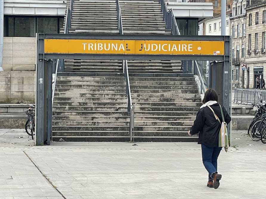 Messages à caractère sexuel : un professeur particulier jugé pour avoir harcelé une adolescente