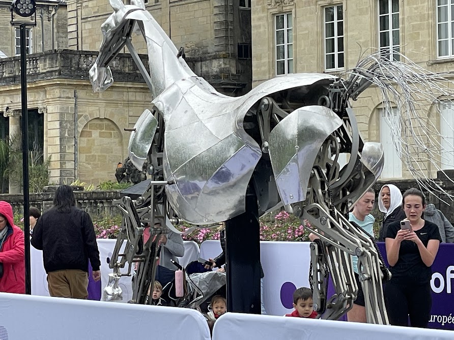 Zeus, le cheval mécanique des JO attire les foules à Bordeaux