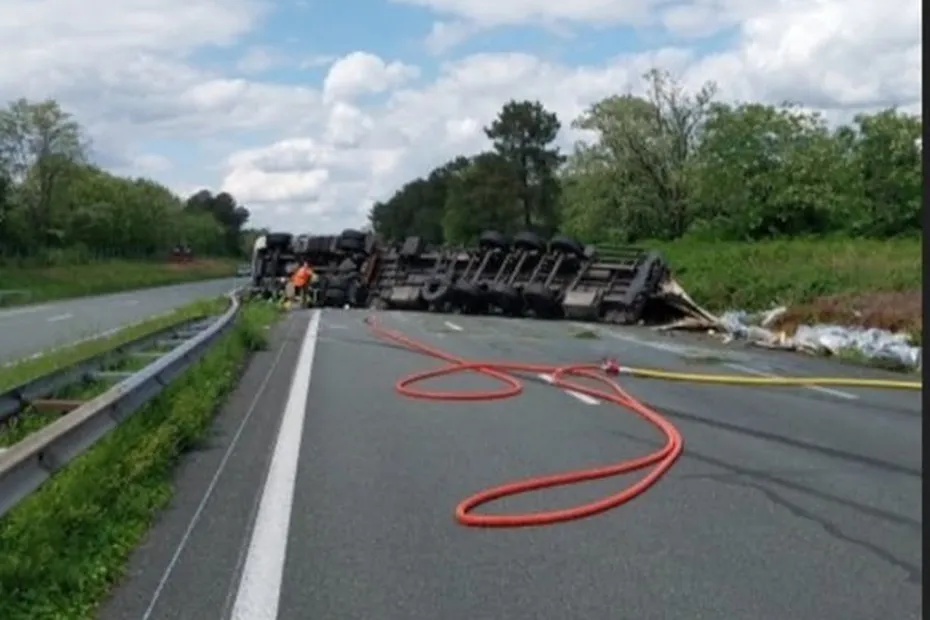 Poids lourd renversé sur l’A10 : la circulation coupée après Virsac en direction de Paris