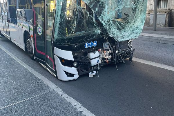 Choc violent cours Aristide-Briand : un conducteur de bus entre la vie et la mort