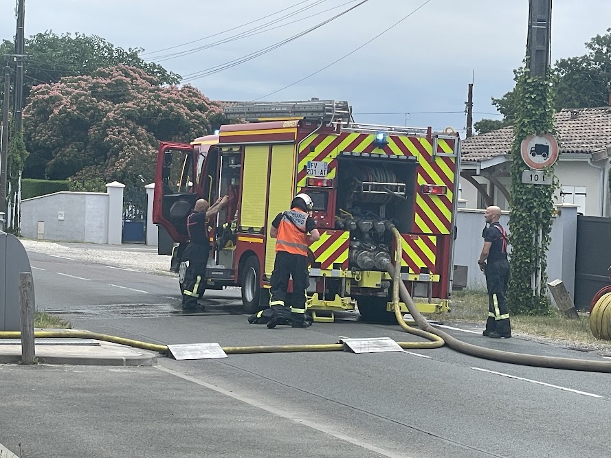 Incendie en cours derrière la gare de Parempuyre : un cabanon en flammes, la boutique Emmaüs fermée ce jeudi