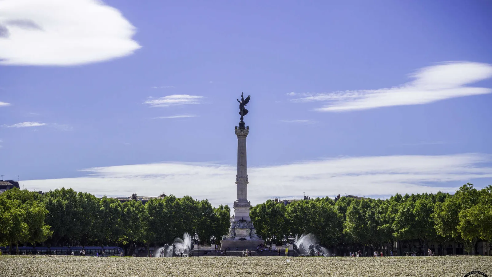 Braderie d’été à Bordeaux : la mairie ouvre un parking gratuit aux Quinconces